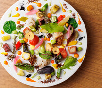 Amusez-vous_充分享受多样烹饪方法制成的应季蔬菜与海鲜的“蔬菜海鲜沙拉”