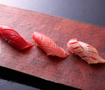 寿司 甚江_以产地直送鲜鱼为首，精心挑选丰洲市场时令鲜鱼制成的“手握寿司”（所有套餐中都附带的一道餐品）