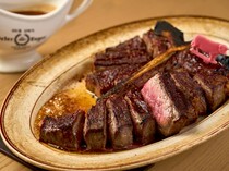 Peter Luger Steak House Tokyo_将肉在500℃以上的特殊烤箱中连盘子一起烘烤的"USDA极佳级牛肉 干式熟成牛排”