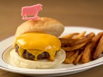 Peter Luger Steak House Tokyo_可以充分享受肉饼鮮味的“Luger 汉堡  炸薯条和切片洋葱”