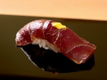 量平寿司_自家秘制的腌料增强了赤身鱼的美味“腌金枪鱼寿司”