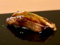 量平寿司_江户前传统美味煮星鳗，令人赞不绝口的“星鳗寿司”