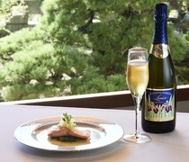 酒庄餐厅“ZELKOVA”_波光粼粼的清流孕育出独特风味的“富士之介鱼煎鱼排”