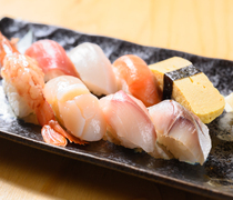 惠美须商店 新札幌店_新鲜寿司食材齐拼一盘。只需一盘，即可品尝到多种寿司美味的“手握寿司8个”