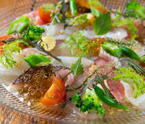 GRAND HOURS 天神_可以根据自己的喜好选择新鲜的海鲜制作的“鲜鱼薄片沙拉”