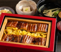 Unagi no Nakao_经过精心制作的店內招牌菜。福冈本地的乡土料理“蒸笼鳗鱼饭   上”
