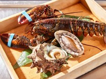 mahoroba 铁板 冲绳_以铁板烧方式品尝从水箱中取出的生鲜海产“海之宝”