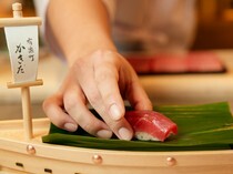 有乐町  蛎田(KAKIDA)_日本享誉世界的丰洲市场，由厨师长亲自精选海鲜。在舌头上融化般的最高级味道“天然本金枪鱼的手握寿司”
