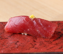 银座　鮨　INADA_呛鼻的日本芥末凸显出金枪鱼美味“手握腌制赤身寿司”