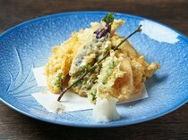 YOURS DINING IKEBUKURO_食材和厨艺的融合，一口的美味“时令蔬菜天妇罗拼盘”