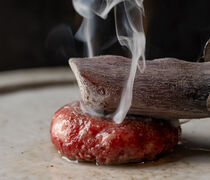 居酒屋 TANUKI_用炭火烤至香气四溢的生拌牛肉，和米饭一起品尝的“宫崎有田牛的炙烤生拌牛肉饭”