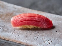 割烹KAWADA_鱼肉与醋饭完美结合，浓郁风味在口中蔓延的“握寿司 金枪鱼中腹”