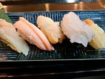 不旋转的寿司  北陆GAPPA_北陆的海鲜，在舌头上绽放华丽美味“GAPPA5种拼盘”