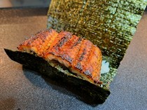 不旋转的寿司  北陆GAPPA_一口就能俘获人心的绝妙组合“GAPPA招牌菜！鳗鱼寿司”