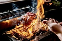 熊的烤鸡肉串cocoro_浓缩的鲜美和香气“究极鸡的腿肉稻草烤”
