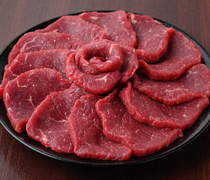 赤身烤肉专家 牛恋 新宿店_专注于展现红肉美味的招牌单品料理“片切牛肉”