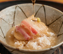 赤坂 渡nabe_蓬松、光泽饱满的米饭与食材美味可尽情享受的“鲷茶泡饭”