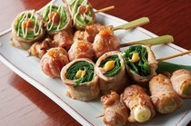Manmamia札幌_选用北海道蔬菜与猪五花肉，经炭火烤制的“肉卷蔬菜串”