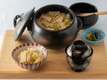 旧御用邸 菊华荘_精心挑选优质大米品种，于瓦锅中煮熟的“餐食～瓦锅饭”