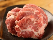 成吉思汗烤羊肉 十铁_使用经过熟成的肩胛肉制作的『生小羊肉成吉思汗』