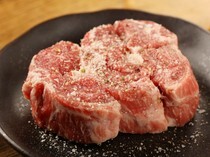 成吉思汗烤羊肉 十铁_品尝厚切的顶级生小羊肉的奢华『生小羊肉厚切特制盐胡椒』