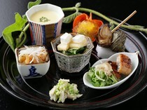 sushi青柳_季节的美味集结在一个盘子里。寿司店独有的“前菜八寸”