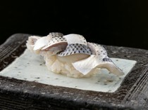 sushi青柳_江户前寿司的精湛手艺带来了令人惊叹的美味，“小鳍握寿司”
