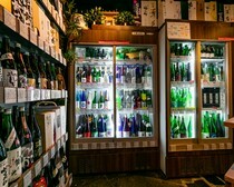 AYAKARI鲷_共同设置的是【日本酒専门店 和酒屋】日本酒。购买后可以带入店内品嚐，也可以自由带回家