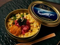 肉割烹 肉KABUKU_将A5级宫崎牛腰脊心与Perla鱼子酱装入鱼子酱罐头的“迷你盖饭”