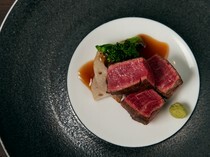 肉割烹 肉KABUKU_花费一小时精心制作“炭烤A5夏多布里昂牛排”