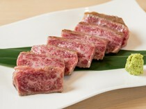 日本料理OOTSU_能品尝到入口即化的美味的“炭烤黑毛和牛沙朗”