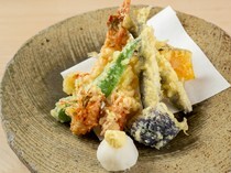 日本料理OOTSU_满满的应季蔬菜，酥脆薄衣的“天妇罗拼盘”