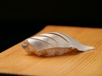 鮨胜_凭借处理技巧创造出绝妙的平衡，江户前寿司中的经典 “鰶鱼”。