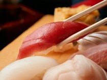 鮨胜_提到寿司，必然会想到那鲜红闪亮、深受欢迎的寿司食材之一"金枪鱼"