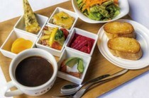 AGORA CAFE_被称为超级食品的“甜菜根”沙拉魅力十足。深受白领欢迎的“AGORA女士午餐”