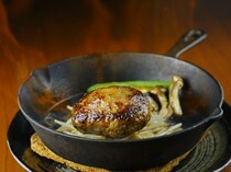 AKA牛Dining yoka-yoka铁板烧&烧烤_豪爽的火焰和溢出的肉汁。能够品尝到肉本身美味的逸品“火焰汉堡排”