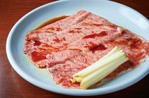 炭火烤肉神乐坂牛MASU_选用“雪降和牛尾花泽”特选里脊肉。招牌菜品“苹果”