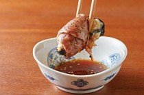 炭火烤肉神乐坂牛MASU_海鲜与牛肉共舞的“烤牡蛎特选里脊卷”