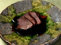 肉割烹 ASATSUYU_华丽又精致。为野味的美味所折服“虾夷鹿肉围炉里烧烤“
