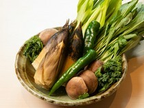 京都蔬菜与炭火料理 庵都_烹饪料理时的不可或缺的食材。新鲜的“京都特产蔬菜”