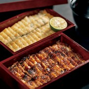 炭烧鳗鱼三吃　武奈伎_活用素材之美的白色和浓郁酱料的红色，能品尝到的“红白对比鳗鱼饭（双层）”