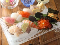 心斋桥寿司居酒屋oyaji最后的握寿司_尽情品尝时令新鲜鱼类的“握寿司拼盘”