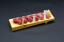 松阪牛 WHAT’S 京都室町店_使用松阪牛制作的 "肉寿司"。推荐的六个寿司拼盘的“今日拼盘（使用二分熟的牛排）6个”