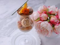 FLOWER WALL MONE_夜晚芭菲的柔和甜味将您引领到宁静的幸福时光“红茶和杏子芭菲”