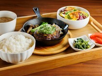 JOYS TABLE Dining&Cafe_最受欢迎的汉堡排“京都府产特制九条葱青酱汉堡排”