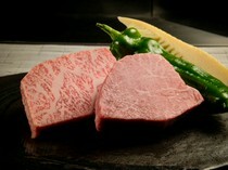 

神户铁板烧牛排岩崎

_专精于铁板燒料理的厨师精心挑选的“神户牛”和“特选黑毛和牛”