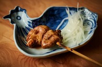 惠比寿 TORIHIRO_使用滋贺县淡海土鸡与千叶县水乡红鸡制作的“烤鸡肉串 主厨套餐”