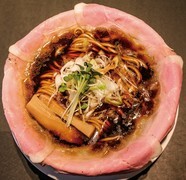 Ramen大战争TOKYO_尽享小杂鱼干高汤的深邃“浓厚鱼干酱油拉面 自由TOKYO”