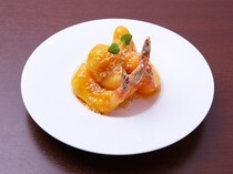 中餐厅Haimare立川BSAE_选用大虾与浓郁酱汁制成，广受青睐的“蛋黄酱鲜虾”