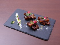 中餐厅Haimare立川BSAE_以浓郁的酸味酱汁包裹严选食材的“黑醋咕噜肉”